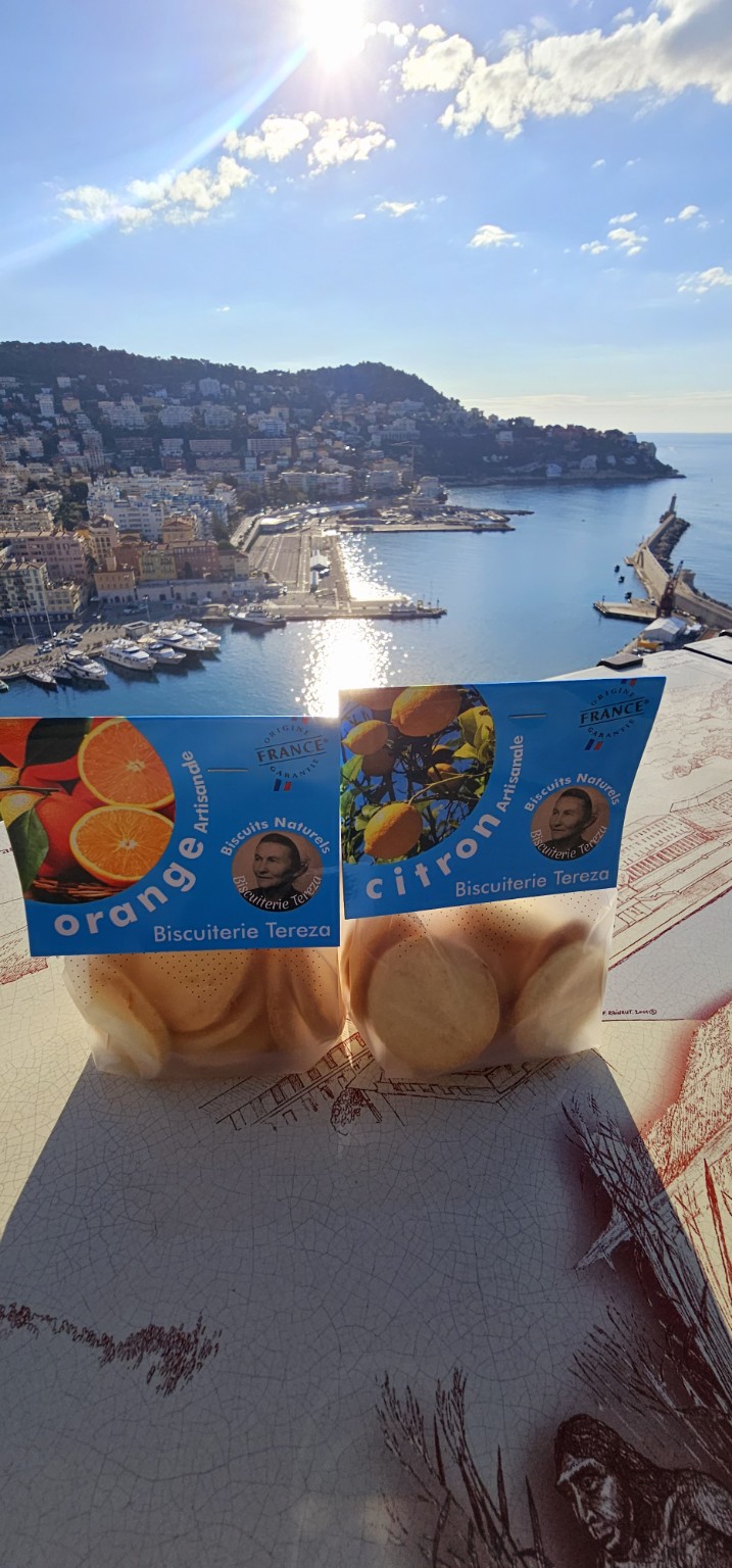 Biscuits orange et citron devant le port de Nice